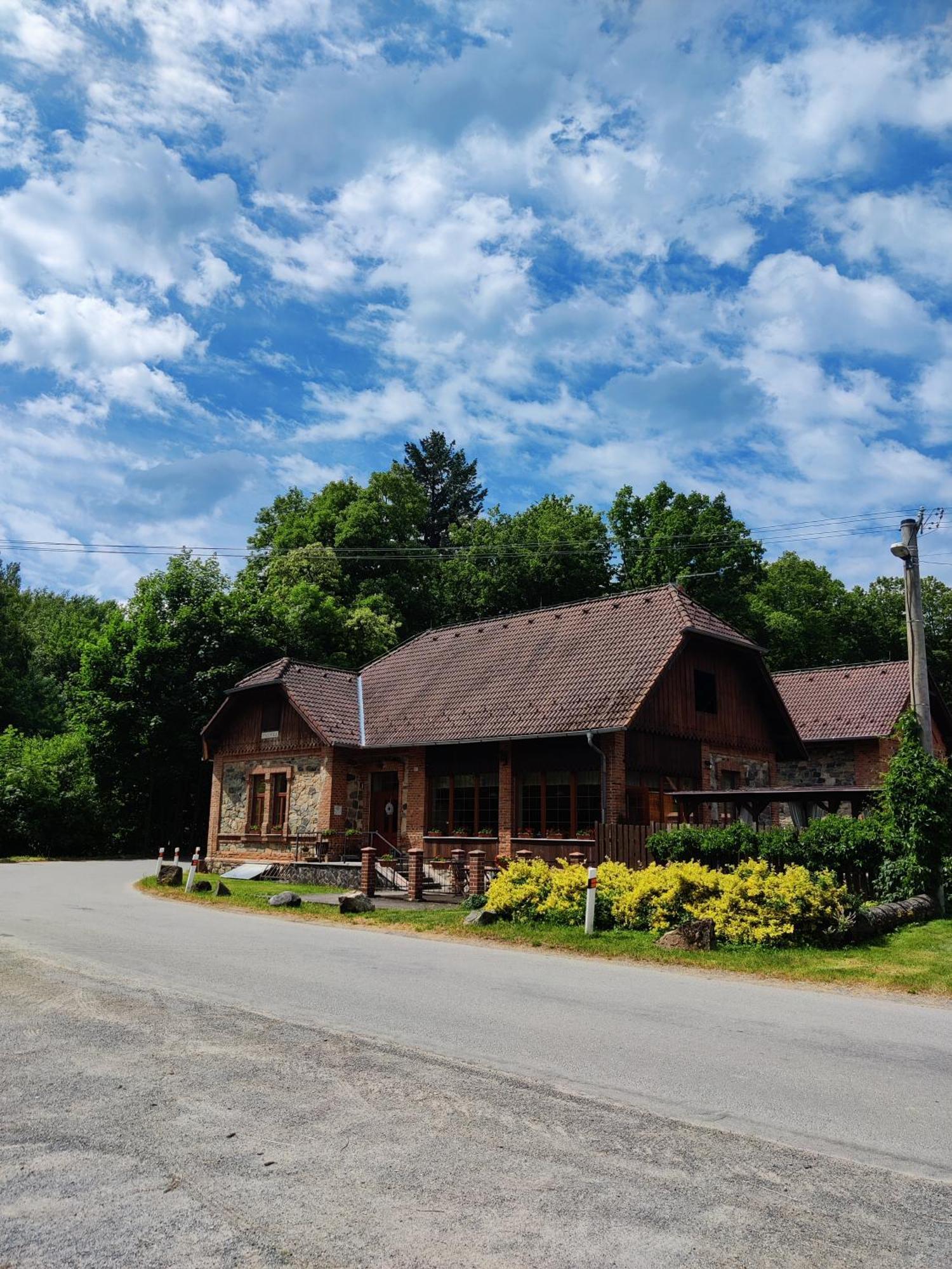 Penzion Pacovka Hotel Chynov ภายนอก รูปภาพ